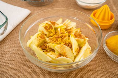 Limon aromalı elma dilimleri ve esmer şeker cam bir kaseye yakın. Elmalı kek ve bisküvi temel tarifi, aşama aşama pişirme süreci