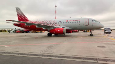 Moskova, Rusya - 4 Eylül 2021. Moskova Sheremetyevo Uluslararası Havaalanı. Pistteki uçaklar, bir yolcu taşıma otobüsünden manzara.