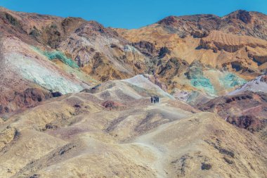 Death Valley, CA, ABD - 15 Nisan 2021 The Slopes of Artists Palette, ünlü turistik eğlence merkezi, Ölüm Vadisi Ulusal Parkı, Kaliforniya