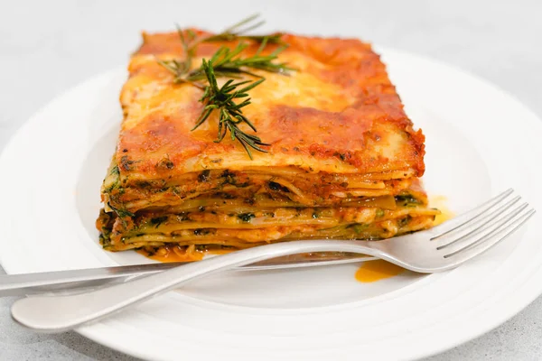 Lasagna Spanac Lasagna Delicioasă Spanac Servită Rozmarin Proaspăt Aproape Farfurie — Fotografie, imagine de stoc