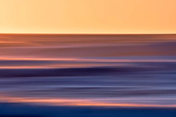 落日在海洋之上 抽象的海景在明亮的 充满活力的蓝色 紫色和粉色 运动模糊 复制空间 — 图库照片