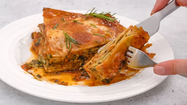 Spinat Lasagne Köstliche Spinat Lasagne Serviert Mit Frischem Rosmarin Großaufnahme — Stockfoto