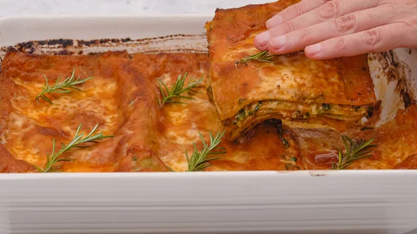 Fresh Baked Spinach Lasagna Baking Dish Close Kitchen Table Woman — Stock Photo, Image