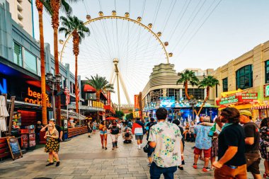 Las Vegas, Nevada, ABD - 1 Ekim 2021 The High Roller Gözlem Çarkı, Las Vegas Bulvarı 'nda dev feribot tekerleği, sokak manzarası