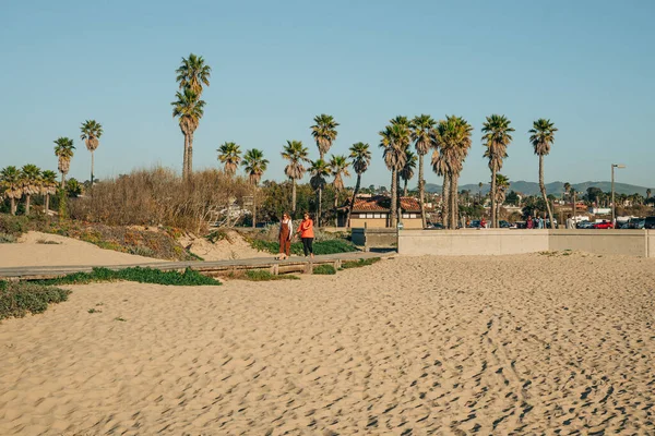 Oceano California Abd Ocak 2022 Kum Kumsalı Yürüyen Insanlarla Ahşap — Stok fotoğraf