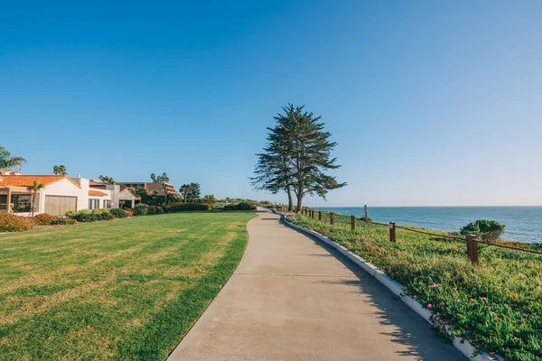 Long Walkway Shore Houses Nicely Landscaped Front Yard Clear Blue — Stock Photo, Image