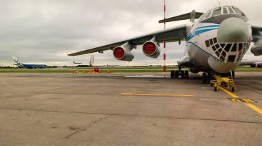 Moskova, Rusya - 4 Eylül 2021. Moskova Sheremetyevo Uluslararası Havaalanı. Pistteki uçaklar, bir yolcu taşıma otobüsünün penceresinden manzara.