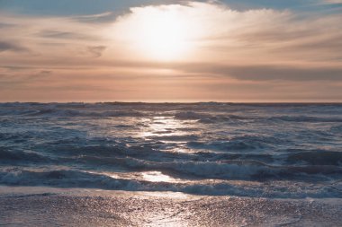 Açık mavi ve pembe renklerde gün batımı, güzel bulutlu gökyüzü arkaplanı
