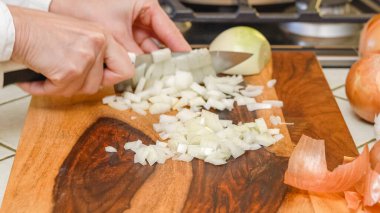 Mutfak masasında beyaz soğan doğramak. Yemek pişirme sürecini, yaşam tarzını kapat