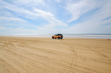 Oceano, California, ABD - 27 Şubat 2022. Plajdaki arabalar. Oceano Dunes, Kaliforniya Merkez Sahili, plajda araç kullanabilen tek Kaliforniya Eyalet Parkı.