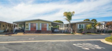 Oceano, California, ABD - 27 Şubat 2022. Mobil ev parkı, yaş sınırlaması (55 +) Oceano, California, sokak manzarası