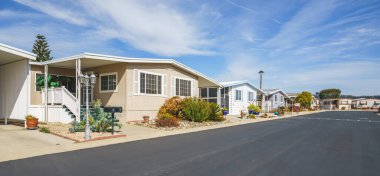 Oceano, California, ABD - 27 Şubat 2022. Mobil ev parkı, yaş sınırlaması (55 +) Oceano, California, sokak manzarası