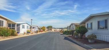 Oceano, California, ABD - 27 Şubat 2022. Mobil ev parkı, yaş sınırlaması (55 +) Oceano, California, sokak manzarası