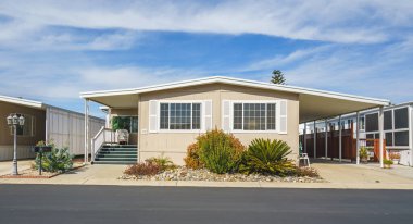 Oceano, California, ABD - 27 Şubat 2022. Mobil ev parkı, yaş sınırlaması (55 +) Oceano, California, sokak manzarası