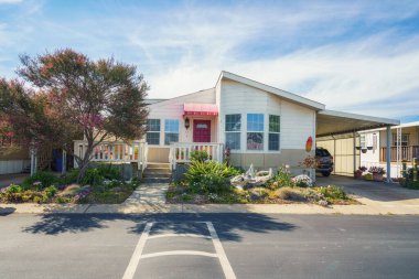 Oceano, California, ABD - 27 Şubat 2022. Mobil ev parkı, yaş sınırlaması (55 +) Oceano, California, sokak manzarası