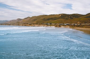 Pismo Sahili kayalıkları ve okyanus manzarası. Arka planda bulutlu güzel bir gökyüzü, Kaliforniya Merkez Sahili.