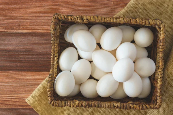 Hasır Sepetteki Beyaz Yumurtalar Ahşap Arka Plana Düz Yere Kopyalama — Stok fotoğraf