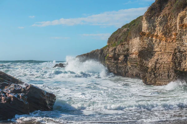 Скелясті Скелі Океанський Вид Прекрасним Хмарним Небом Задньому Плані Узбережжя — стокове фото