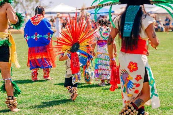パワー アメリカ先住民は完全なレガリア服を着ていた 詳細はこちらをご覧ください チュマシュの日 Powwow Intertrative Gathering — ストック写真