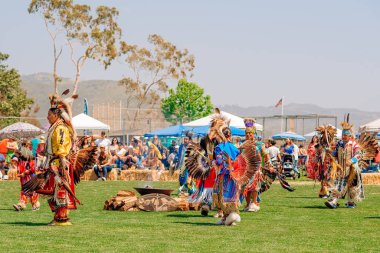 Malibu, California, ABD - 9 Nisan 2022. Görüşme. Erkeklerin rekabetçi dansı. Tam takım giyinmiş Amerikan yerlileri. Regalia 'nın ayrıntıları yakında. Chumash Günü Toplantısı ve Kabileler Arası Toplanma.