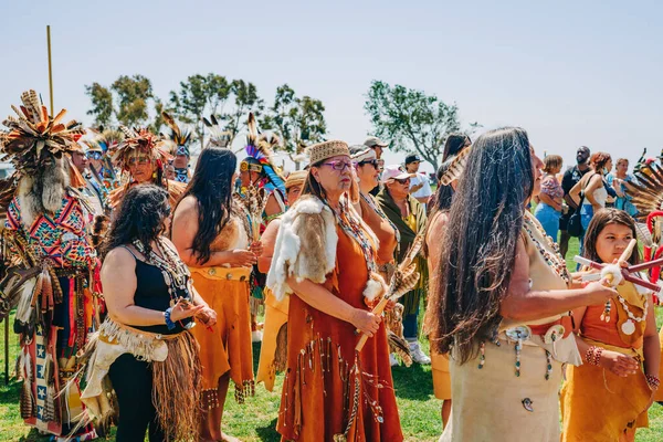 캘리포니아주 2022 파우와 부족간의 아메리카 원주민들은 레지아를 — 스톡 사진