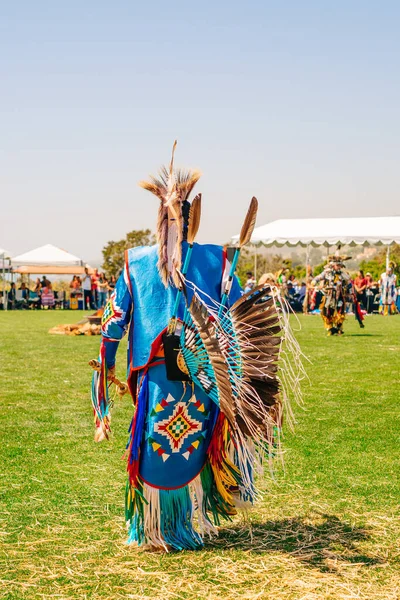 美国加利福尼亚州马里布 2022年4月9日 哇哦土著美国人穿着华丽的服装 雷加利亚的细节关闭 Chumash Day Powwow和部落间聚会 — 图库照片