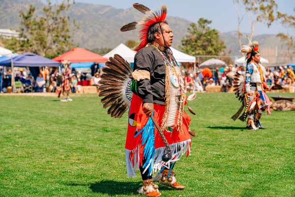 Malibu Califórnia Eua Abril 2022 Powwow Nativos Americanos Vestidos Regalia — Fotografia de Stock