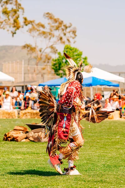 カリフォルニア州マリブ 2022年4月9日 パワー カリフォルニア州マリブのPow Wowでアメリカ先住民男性ダンサー アメリカ先住民は完全なレガリア服を着ていた チュマシュの日 Powwow Intertrative Gathering — ストック写真