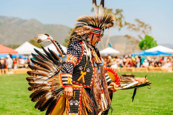 美国加利福尼亚州马里布 2022年4月9日 哇哦全Regalia Chumash Day Powwow和部落间聚会中的美洲原住民的肖像 — 图库照片