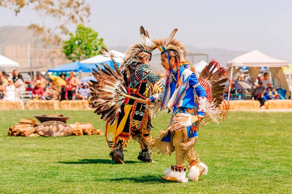 Malibu Califórnia Eua Abril 2022 Powwow Homens Nativos Americanos Dançar — Fotografia de Stock