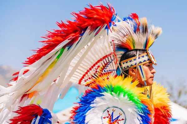 カリフォルニア州マリブ 2022年4月9日 パワー レガリアに住むアメリカ先住民の肖像画 チュマシュの日 Powwow Intertrative Gathering — ストック写真