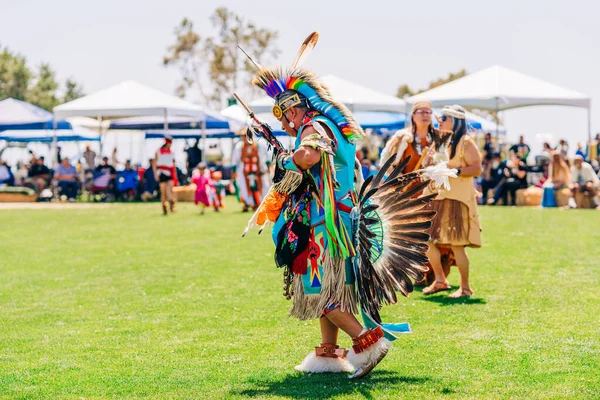 美国加利福尼亚州马里布 2022年4月9日 哇哦土著美国男人跳舞 Chumash Day Powwow和部落间聚会 — 图库照片