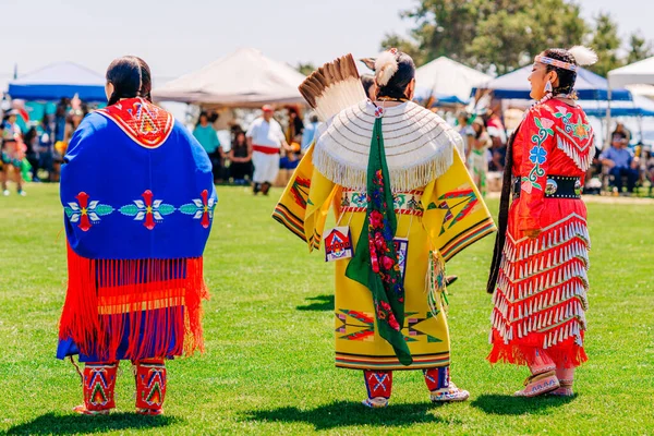 Malibu Califórnia Eua Abril 2022 Powwow Homens Nativos Americanos Dançar — Fotografia de Stock