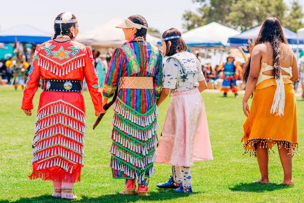 カリフォルニア州マリブ 2022年4月9日 パワー アメリカ先住民の男性が踊る チュマシュの日 Powwow Intertrative Gathering — ストック写真