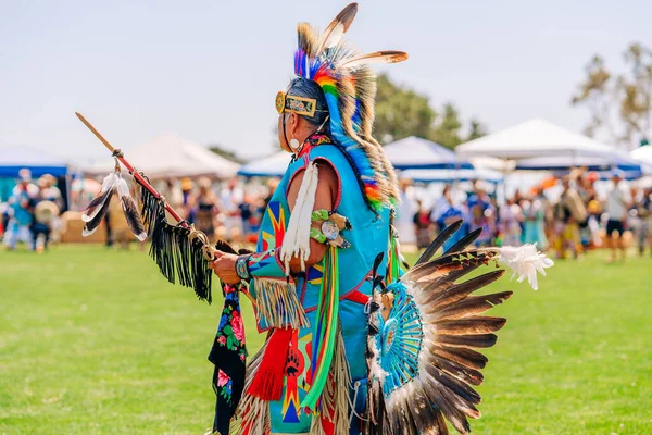 美国加利福尼亚州马里布 2022年4月9日 哇哦土著美国人穿着华丽的服装 雷加利亚的细节关闭 Chumash Day Powwow和部落间聚会 — 图库照片
