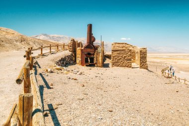 Death Valley, CA, ABD - 15 Nisan 2021 Harmony Borax Works Ölüm Vadisi Ulusal Parkı, Kaliforniya. Tarihsel alan, ünlü turistik cazibe