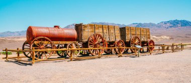 Ölüm Vadisi, CA, ABD - 15 Nisan 2021 20 Mule Team Borax konvoyu tarihi Harmony Borax Works bölgesinde Ölüm Vadisi Ulusal Parkı, Kaliforniya