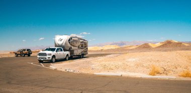 Ölüm Vadisi Ulusal Parkı, CA, ABD - 15 Nisan 2021 Ölüm Vadisi yol gezisi, çölde karavan. Harmony Borax bakış açısıyla çalışır