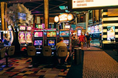 Las Vegas, Nevada, ABD - 4 Mayıs 2022. Las Vegas Kumarhanesi, ve insanlar