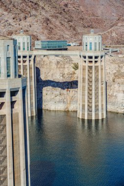 Hoover Barajı, Nevada-Arizona, ABD - 2 Ekim 2021 Hoover Barajı, ABD 'deki en büyük su deposu şu anda ancak üçte biri dolu. Kuraklık su seviyesini histotik olarak düşük seviyeye düşürüyor.