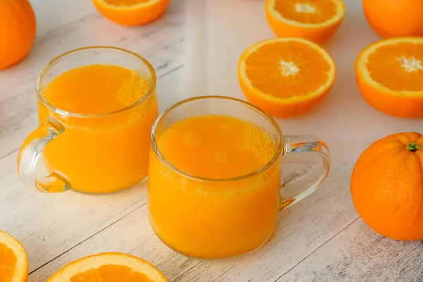 Naranjas Zumo Naranja Fresco Exprimido Cerca Sobre Fondo Madera Clara — Foto de Stock