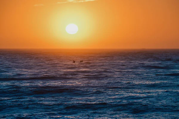 Fond Bleu Foncé Surface Eau Soleil Brillant Coucher Sur Horizon — Photo