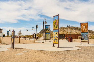 San Bernardino Eyaleti, Kaliforniya, ABD - 5 Mayıs 2022. Valley Wells Dinlenme Bölgesi. Güney istikameti, San Bernardino County, Kaliforniya.