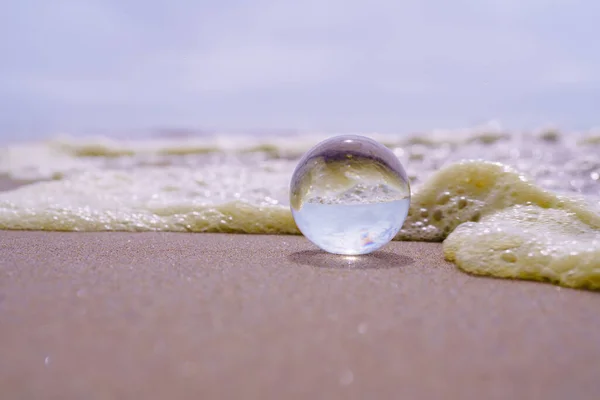摘要海景 日落时 沙滩上的玻璃球 复制文字空间 度假概念 — 图库照片
