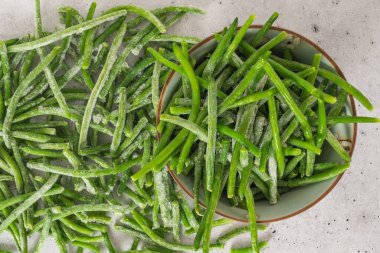 Donmuş yeşil fasulye, taricots verts, bir kaseye kapan, düz yat. Taze çiğ sebze yemeği geçmişi