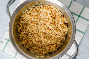 Bir kap pirinç pilavı mutfak masasına yakın, düz yatıyordu.