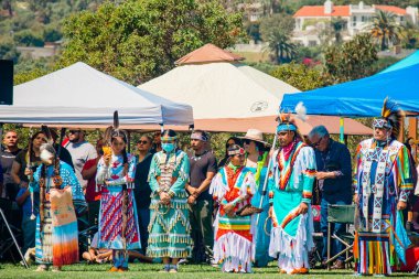 Malibu, California, ABD - 9 Nisan 2022. Görüşme. Tam takım giyinmiş Amerikan yerlileri. Chumash Günü Toplantısı ve Kabileler Arası Toplanma.