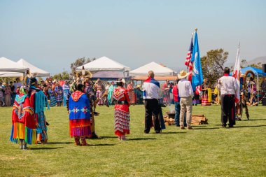 Malibu, California, ABD - 9 Nisan 2022. Görüşme. Tam takım giyinmiş Amerikan yerlileri. Chumash Günü Toplantısı ve Kabileler Arası Toplanma.