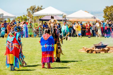 Malibu, California, ABD - 9 Nisan 2022. Görüşme. Tam takım giyinmiş Amerikan yerlileri. Chumash Günü Toplantısı ve Kabileler Arası Toplanma.