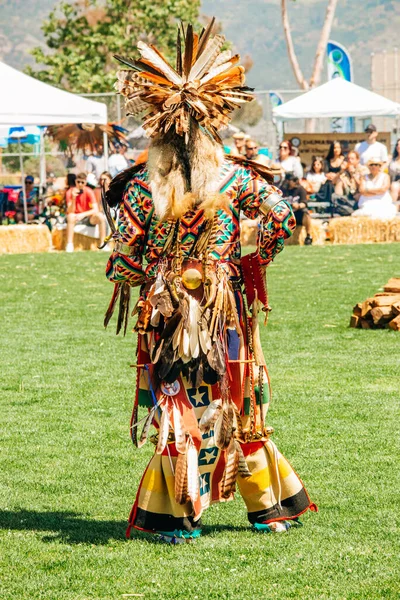 哇哦土著美国人穿着华丽的服装 Chumash Day Powwow和部落间聚会 — 图库照片